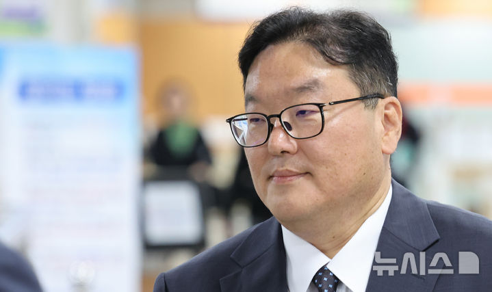 [서울=뉴시스] 박주성 기자 = '쿠팡 퇴직금 미지급 사건'을 무혐의 처분하도록 외압을 행사한 혐의를 받는 엄희준 광주고검 검사가 20일 오전 서울 중앙지방법원에서 열린 첫 공판에 출석하고 있다. 2026.05.20. park7691@newsis.com