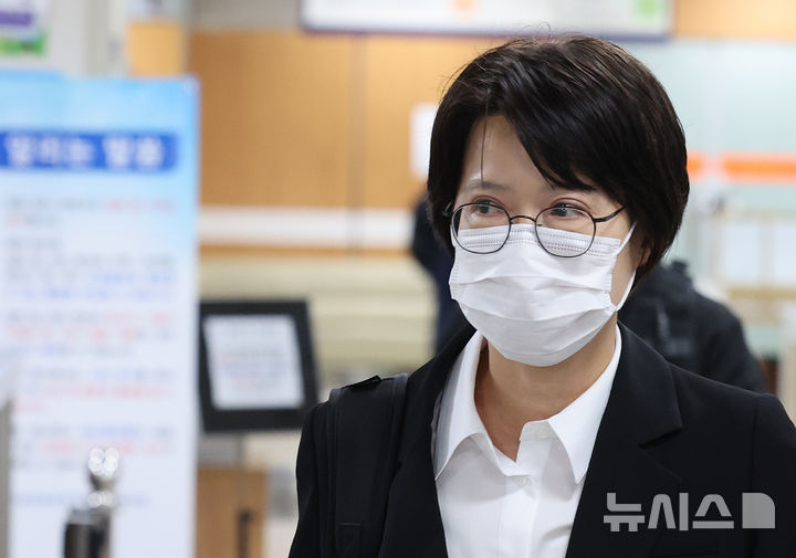 [서울=뉴시스] 박주성 기자 = '쿠팡 퇴직금 미지급 사건'을 무혐의 처분하도록 외압을 행사한 혐의를 받는 김동희 부산고검 검사가 20일 오전 서울 중앙지방법원에서 열린 첫 공판에 출석하고 있다. 2026.05.20. park7691@newsis.com
