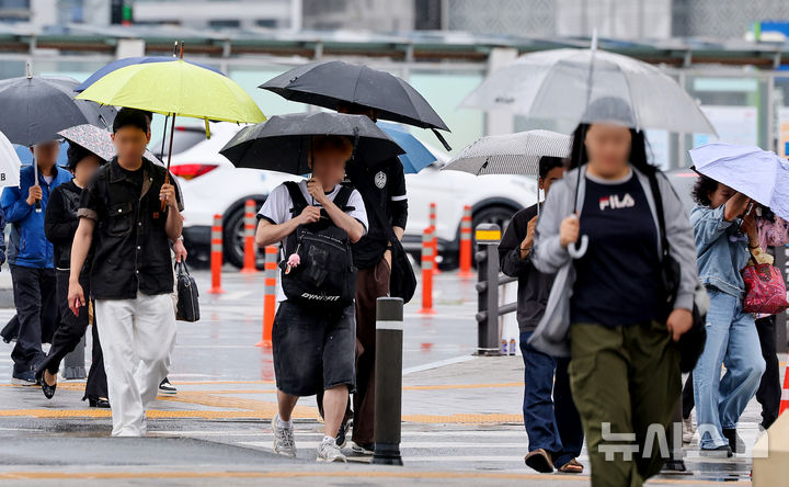 [대구=뉴시스] 이무열 기자 = 비가 내리는 지난 20일 오전 대구 동대구역 인근에서 시민들이 우산을 쓴 채 이동하고 있다. 2026.05.20. lmy@newsis.com