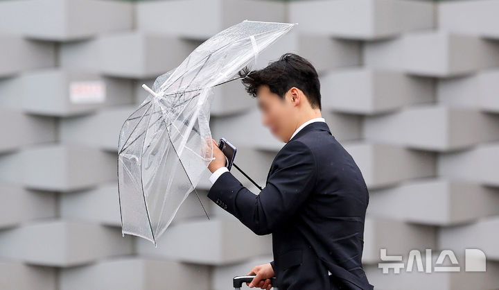 경기남부 오늘도 비, 오후까지 최대 60㎜…강풍까지 쌩쌩