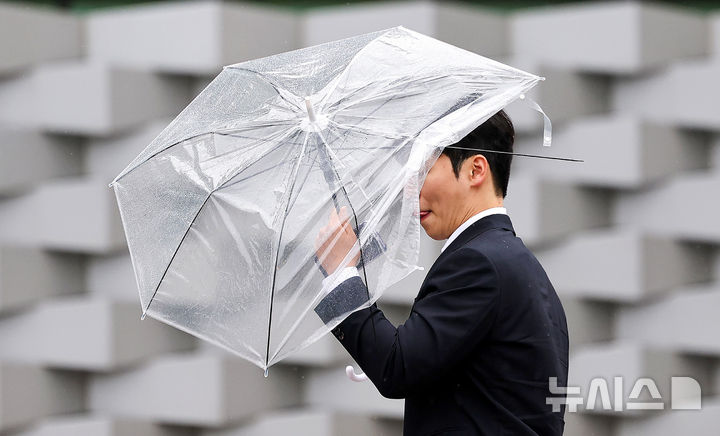 [대구=뉴시스] 이무열 기자 = 비가 내리는 20일 오전 대구 동대구역 인근에서 한 시민이 우산을 쓴 채 이동하고 있다. 2026.05.20. lmy@newsis.com