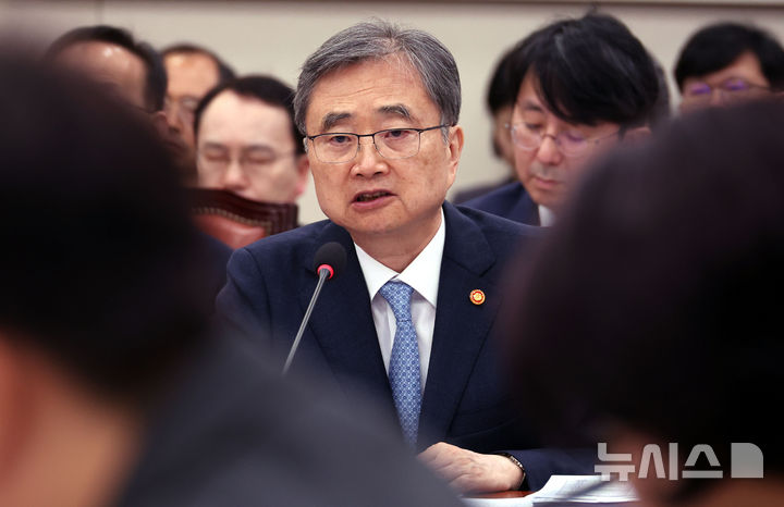 [서울=뉴시스] 조성봉 기자 = 조현 외교부 장관이 20일 오전 서울 여의도 국회에서 열린 외교통일위원회 전체회의에서 의원 질의에 답변하고 있다. 2026.05.20. suncho21@newsis.com