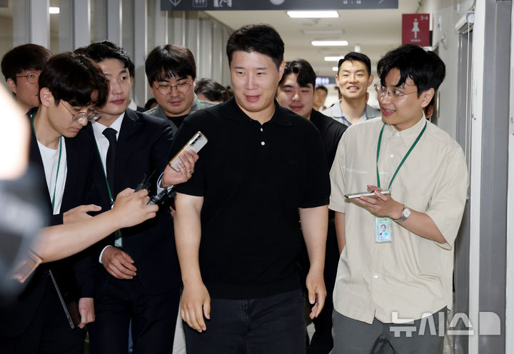 [세종=뉴시스] 강종민 기자 = 최승호 삼성그룹 초기업노동조합 삼성전자지부 위원장이 20일 정부세종청사 중앙노동위에서 막판 협상중 회의장 밖에서 취재진의 질문을 받고 있다.(공동취재) 2026.05.20. ppkjm@newsis.com