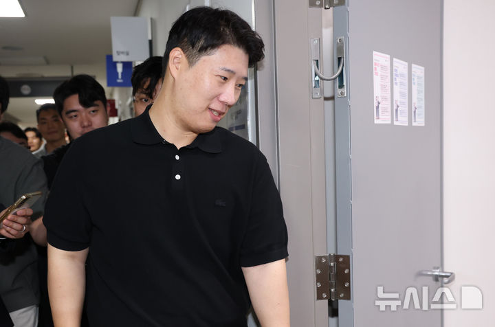 [세종=뉴시스] 강종민 기자 = 최승호 삼성그룹 초기업노동조합 삼성전자지부 위원장이 20일 정부세종청사 중앙노동위에서 막판 협상중 회의장 밖에서 취재진의 질문을 받고 있다.(공동취재) 2026.05.20. ppkjm@newsis.com