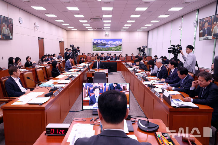 [서울=뉴시스] 조성봉 기자 = 20일 오전 서울 여의도 국회에서 외교통일위원회 전체회의가 열리고 있다. 2026.05.20. suncho21@newsis.com