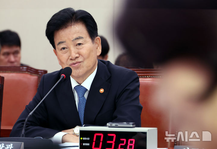[서울=뉴시스] 조성봉 기자 = 정동영 통일부 장관이 20일 오전 서울 여의도 국회에서 열린 외교통일위원회 전체회의에서 의원 질의에 답변하고 있다. 2026.05.20. suncho21@newsis.com