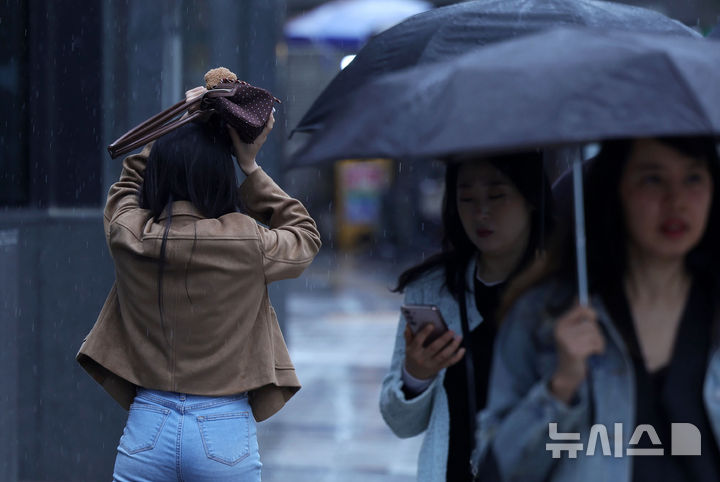 [서울=뉴시스] 홍효식 기자 = 비가 내리는 20일 서울 중구 명동 거리에서 한 외국인이 가방으로 비를 피하며 발걸음을 재촉하고 있다. 2026.05.20. yesphoto@newsis.com