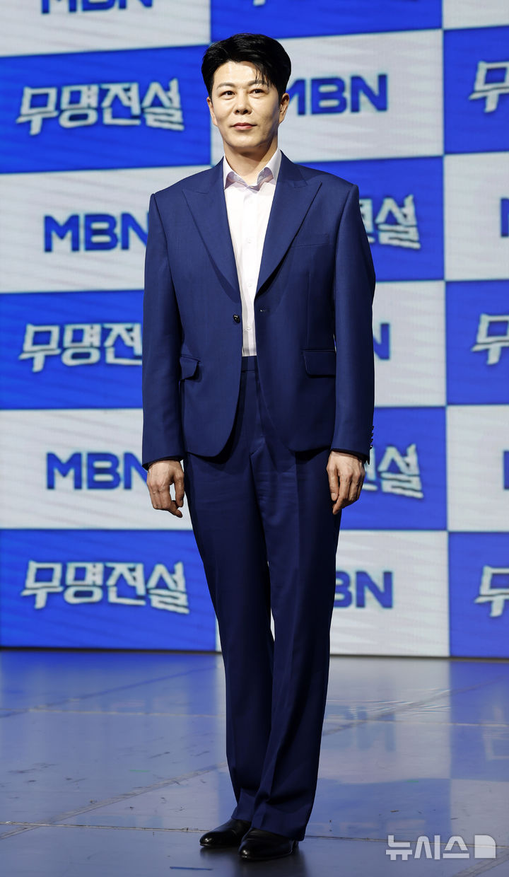 기자간담회에서 포즈를 취하는 이루네