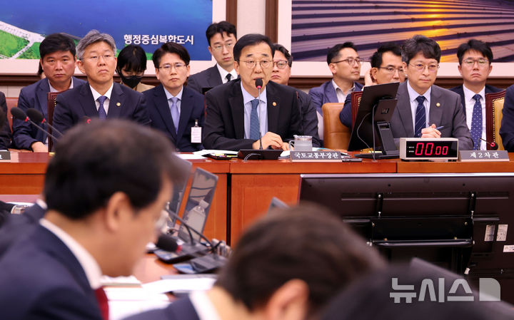 [서울=뉴시스] 조성봉 기자 = 김윤덕 국토교통부 장관이 20일 오전 서울 여의도 국회에서 열린 국토교통위원회 전체회의에서 의원 질의에 답변하고 있다. 2026.05.20. suncho21@newsis.com
