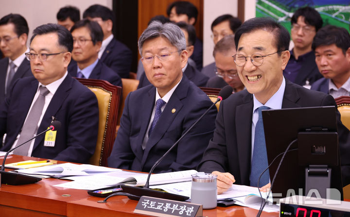 [서울=뉴시스] 조성봉 기자 = 김윤덕 국토교통부 장관이 20일 오전 서울 여의도 국회에서 열린 국토교통위원회 전체회의에서 의원 질의에 헛움을 짓고 있다. 2026.05.20. suncho21@newsis.com