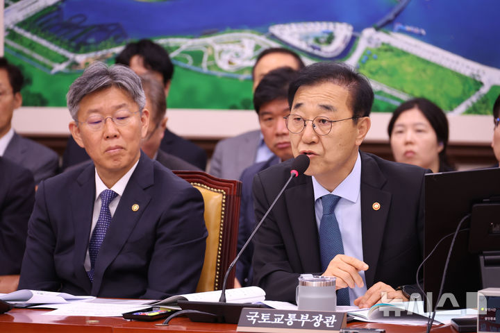 [서울=뉴시스] 조성봉 기자 = 김윤덕 국토교통부 장관이 20일 오전 서울 여의도 국회에서 열린 국토교통위원회 전체회의에서 의원 질의에 답변하고 있다. 2026.05.20. suncho21@newsis.com