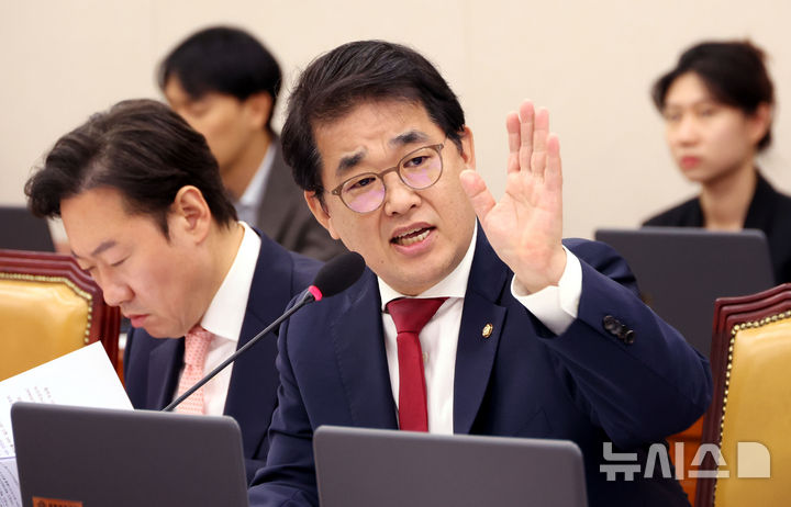 [서울=뉴시스] 조성봉 기자 = 배준영 국민의힘 의원이 20일 오전 서울 여의도 국회에서 열린 국토교통위원회 전체회의에서 질의를 하고 있다. 2026.05.20. suncho21@newsis.com