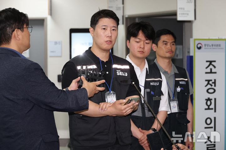 [세종=뉴시스] 강종민 기자 = 삼성그룹 초기업노동조합 삼성전자지부 최승호 위원장이 총파업 예고시점을 하루 앞둔 20일 정부세종청사 중앙노동위원회에서 열린 3차 사후조정 회의를 마친 뒤 노사협상 결렬 과정을 설명한 뒤 총파업 강행 입장을 밝히고 있다. (공동취재) 2026.05.20. photo@newsis.com