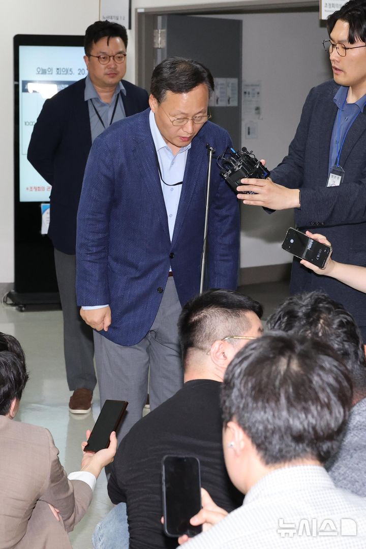 [세종=뉴시스] 강종민 기자 = 삼성전자 사측 대표교섭위원인 여명구 DS(디바이스솔루션·반도체 사업 담당) 피플팀장이 20일 정부세종청사 중앙노동위원회에서 노사협상 결렬에 따른 입장을 밝힌 뒤 인사하고 있다. (공동취재) 2026.05.20. photo@newsis.com