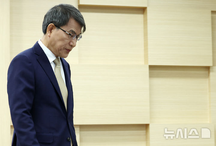 [과천=뉴시스] 최진석 기자 = 노태악 중앙선거관리위원회 위원장이 20일 경기 중앙선거관리위원회 과천청사에서 제9회 전국동시지방선거 관련 대국민 담화를 마친 뒤 이동하고 있다. 2026.05.20. myjs@newsis.com