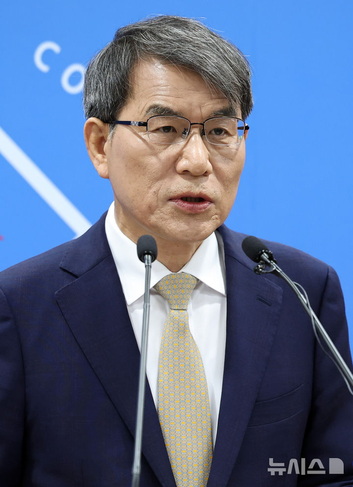 [과천=뉴시스] 최진석 기자 = 노태악 중앙선거관리위원회 위원장이 20일 경기 중앙선거관리위원회 과천청사에서 제9회 전국동시지방선거 관련 대국민 담화를 발표하고 있다. 2026.05.20. myjs@newsis.com