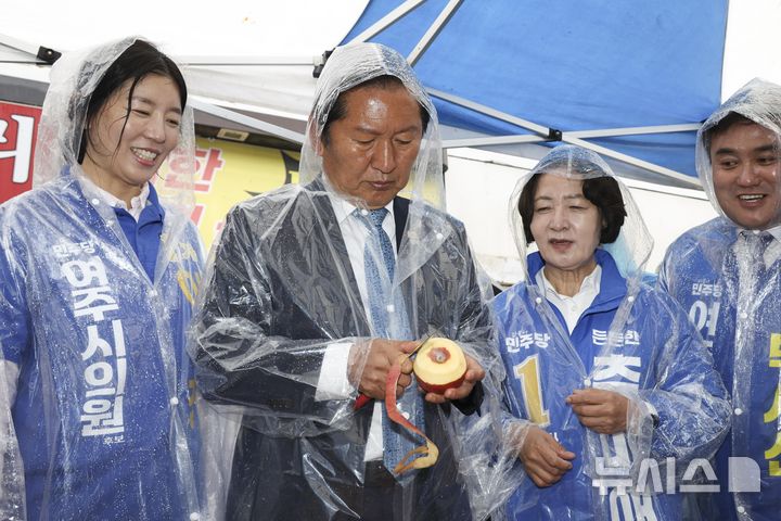 [여주=뉴시스] 김종택 기자 = 정청래 더불어민주당 대표가 20일 경기 여주시 여주한글시장을 방문해 사과를 깎고 있다. (공동취재) 2026.05.20. photo@newsis.com