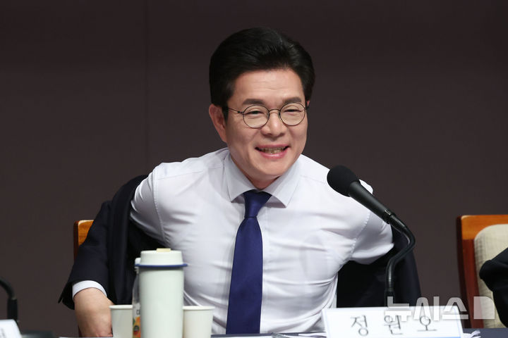 [서울=뉴시스] 권창회 기자 = 정원오 더불어민주당 서울시장 후보가 20일 서울 중구 프레스센터에서 열린 관훈토론회에서 겉옷을 벗고 있다. 2026.05.20. kch0523@newsis.com