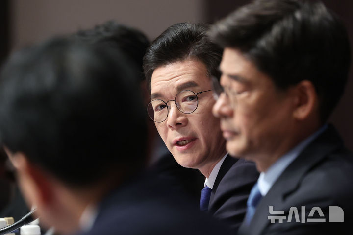 [서울=뉴시스] 권창회 기자 = 정원오 더불어민주당 서울시장 후보가 20일 서울 중구 프레스센터에서 열린 관훈토론회에서 패널 질문에 답하고 있다. 2026.05.20. kch0523@newsis.com