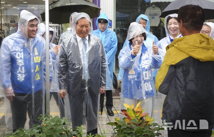 [여주=뉴시스] 김종택 기자 = 더불어민주당 정청래 대표, 추미애 경기도지사 후보, 박시선 여주시장 후보가 20일 경기 여주시 여주한글시장을 방문해 상인들과 인사하고 있다. (공동취재) 2026.05.20. photo@newsis.com