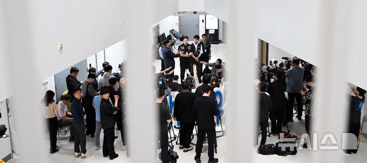 [세종=뉴시스] 강종민 기자 = 최승호 삼성그룹 초기업노동조합 삼성전자지부 위원장이 20일 정부세종청사 중앙노동위원회에서 열린 2차 사후조정 3일차 회의 종료 후 입장을 밝히고 있다. (공동취재) 2026.05.20. photo@newsis.com