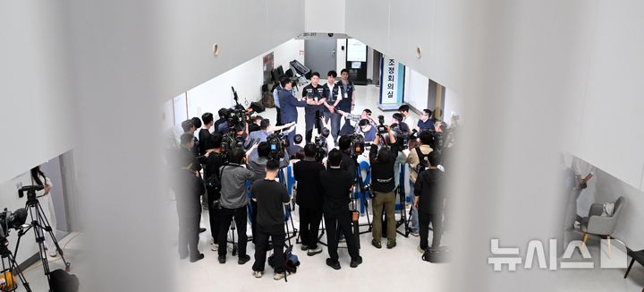[세종=뉴시스] 강종민 기자 = 최승호 삼성그룹 초기업노동조합 삼성전자지부 위원장이 20일 정부세종청사 중앙노동위원회에서 열린 2차 사후조정 3일차 회의 종료 후 입장을 밝히고 있다. (공동취재) 2026.05.20. photo@newsis.com