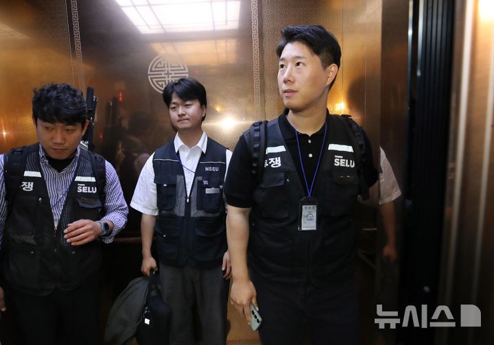 [세종=뉴시스] 강종민 기자 = 삼성그룹 초기업노동조합 삼성전자지부 최승호 위원장이 20일 정부세종청사 중앙노동위원회에서 노사협상 결렬에 따른 총파업 강행 입장을 밝힌 후 엘리베이터에 탑승하고 있다.최 위원장은 이날 입장문에서 "노조는 중앙노동위원회가 제시한 조정안에 동의했으나 사측이 거부 의사를 밝혔다"고 말했다. (공동취재) 2026.05.20. photo@newsis.com