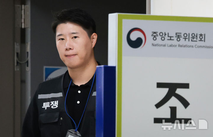 [세종=뉴시스] 강종민 기자 = 삼성그룹 초기업노동조합 삼성전자지부 최승호 위원장이 20일 정부세종청사 중앙노동위원회에서 이동하고 있다. (공동취재) 2026.05.20. photo@newsis.com