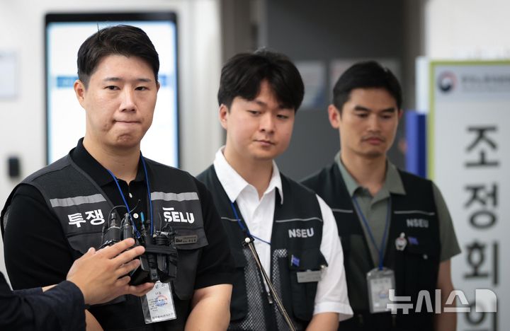 [세종=뉴시스] 강종민 기자 = 삼성그룹 초기업노동조합 삼성전자지부 최승호 위원장이 20일 정부세종청사 중앙노동위원회에서 노사협상 결렬에 따른 총파업 강행 입장을 밝히고 있다. (공동취재) 2026.05.20. photo@newsis.com