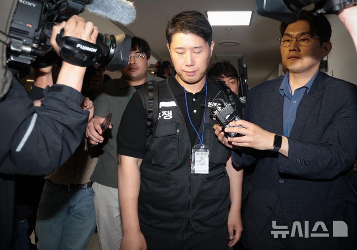 [세종=뉴시스] 강종민 기자 = 삼성그룹 초기업노동조합 삼성전자지부 최승호 위원장이 20일 정부세종청사 중앙노동위원회에서 노사협상 결렬에 따른 총파업 강행 입장을 밝힌 후 이동하고 있다. 최 위원장은 이날 입장문에서 "노조는 중앙노동위원회가 제시한 조정안에 동의했으나 사측이 거부 의사를 밝혔다"고 말했다. (공동취재) 2026.05.20. photo@newsis.com