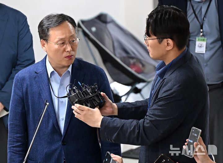 [세종=뉴시스] 강종민 기자 = 삼성전자 사측 대표교섭위원인 여명구 DS(디바이스솔루션·반도체 사업 담당) 피플팀장이 20일 정부세종청사 중앙노동위원회에서 노사협상 결렬에 따른 입장을 밝히고 있다. (공동취재) 2026.05.20. photo@newsis.com