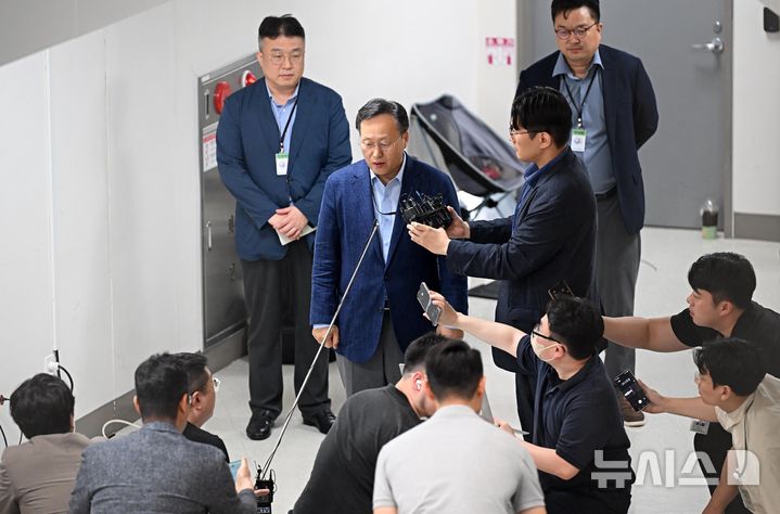 [세종=뉴시스] 강종민 기자 = 삼성전자 사측 대표교섭위원인 여명구 DS(디바이스솔루션·반도체 사업 담당) 피플팀장이 20일 정부세종청사 중앙노동위원회에서 노사협상 결렬에 따른 입장을 밝히고 있다. (공동취재) 2026.05.20. photo@newsis.com