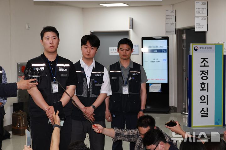 [세종=뉴시스] 강종민 기자 = 삼성그룹 초기업노동조합 삼성전자지부 최승호 위원장이 20일 정부세종청사 중앙노동위원회에서 노사협상 결렬에 따른 총파업 강행 입장을 밝히고 있다. (공동취재) 2026.05.20. photo@newsis.com