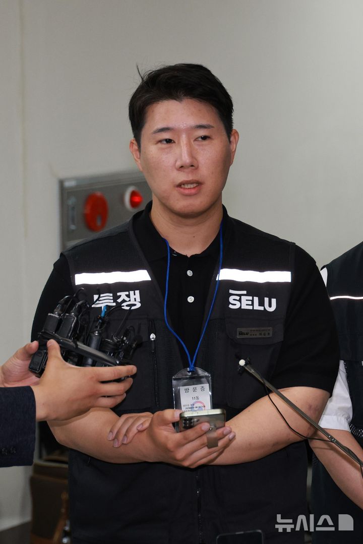 [세종=뉴시스] 강종민 기자 = 삼성그룹 초기업노동조합 삼성전자지부 최승호 위원장이 20일 정부세종청사 중앙노동위원회에서 노사협상 결렬에 따른 총파업 강행 입장을 밝히고 있다. (공동취재) 2026.05.20. photo@newsis.com