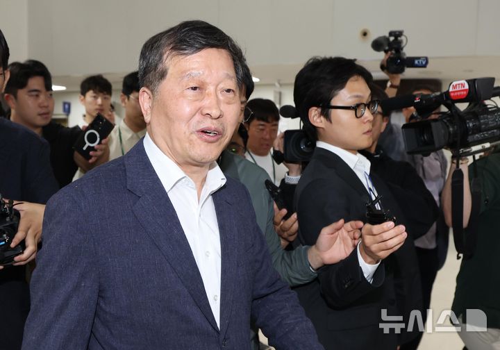 [세종=뉴시스] 강종민 기자 = 박수근 중앙노동위원장이 20일 오후 세종시 정부세종청사 중앙노동위원회에서 열린 삼성전자 노사 2차 사후조정 3일차 회의를 마치고 집무실로 이동하고 있다. (공동취재) 2026.05.20. photo@newsis.com