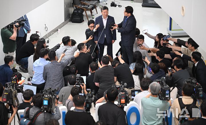 [세종=뉴시스] 강종민 기자 = 박수근 중앙노동위원장이 20일 오후 세종시 정부세종청사 중앙노동위원회에서 열린 삼성전자 노사 2차 사후조정 3일차 회의를 마치고 취재진과 질의응답을 하고 있다. (공동취재) 2026.05.20. photo@newsis.com