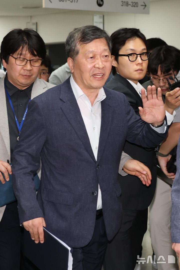 [세종=뉴시스] 강종민 기자 = 박수근 중앙노동위원장이 20일 오후 세종시 정부세종청사 중앙노동위원회에서 열린 삼성전자 노사 2차 사후조정 3일차 회의를 마치고 이동하고 있다. (공동취재) 2026.05.20. photo@newsis.com
