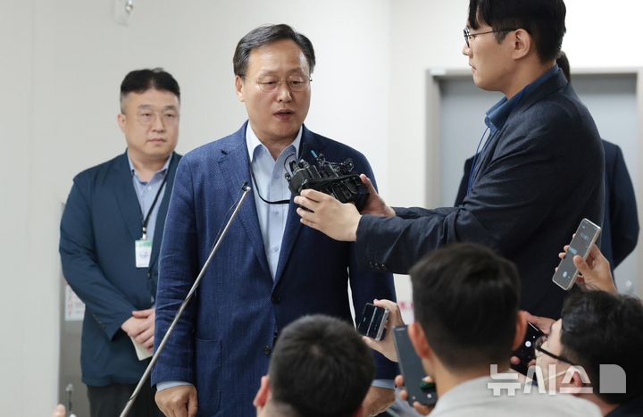 [세종=뉴시스] 강종민 기자 = 삼성전자 사측 대표교섭위원인 여명구 DS(디바이스솔루션·반도체 사업 담당) 피플팀장이 20일 정부세종청사 중앙노동위원회에서 노사협상 결렬에 따른 입장을 밝히고 있다. (공동취재) 2026.05.20. photo@newsis.com