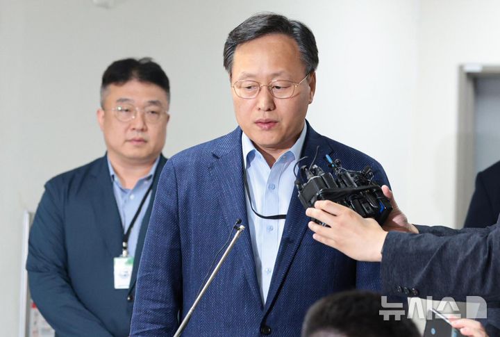 [세종=뉴시스] 강종민 기자 = 삼성전자 사측 대표교섭위원인 여명구 DS(디바이스솔루션·반도체 사업 담당) 피플팀장이 20일 정부세종청사 중앙노동위원회에서 노사협상 결렬에 따른 입장을 밝히고 있다. (공동취재) 2026.05.20. photo@newsis.com