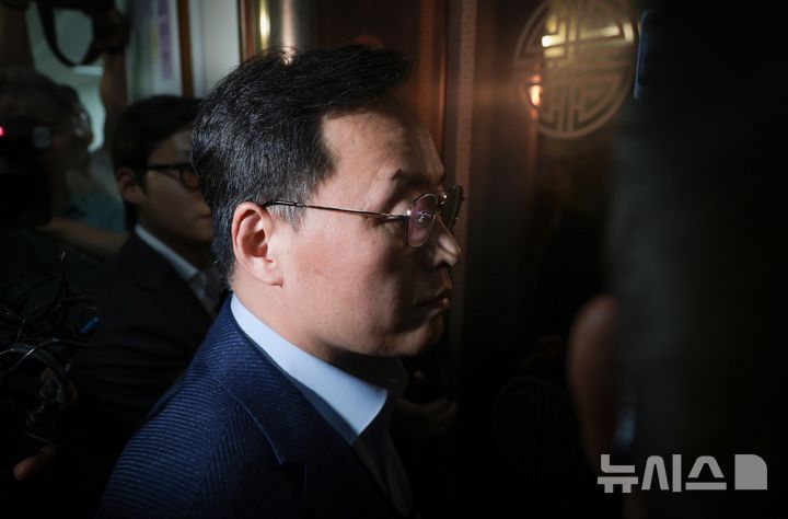 [세종=뉴시스] 강종민 기자 = 삼성전자 사측 대표교섭위원인 여명구 DS(디바이스솔루션·반도체 사업 담당) 피플팀장이 20일 정부세종청사 중앙노동위원회에서 노사협상 결렬에 따른 입장을 밝힌 뒤 엘리베이터에 탑승하고 있다. (공동취재) 2026.05.20. photo@newsis.com
