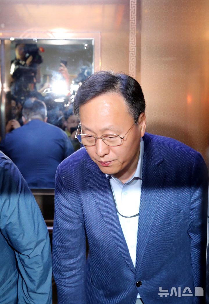 [세종=뉴시스] 강종민 기자 = 삼성전자 사측 대표교섭위원인 여명구 DS(디바이스솔루션·반도체 사업 담당) 피플팀장이 20일 정부세종청사 중앙노동위원회에서 노사협상 결렬에 따른 입장을 밝힌 뒤 협상장을 떠나고 있다. (공동취재) 2026.05.20. photo@newsis.com