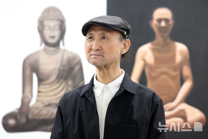 [서울=뉴시스] 박진희 기자 = 민중미술 1세대 작가 이종구가 20일 서울 종로구 학고재에서 개인전 '사유 : 思惟'전시에서 포즈를 취했다. 2026.05.20. pak7130@newsis.com