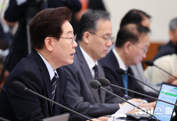 [서울=뉴시스] 고범준 기자 = 이재명 대통령이 20일 청와대에서 열린 제22회 국무회의 겸 제9차 비상경제점검회의에서 발언하고 있다. (청와대통신사진기자단) 2026.05.20. bjko@newsis.com