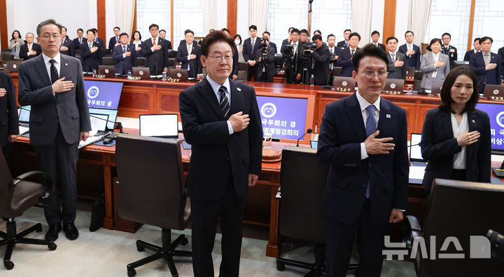[서울=뉴시스] 고범준 기자 = 이재명 대통령이 20일 청와대에서 열린 제22회 국무회의 겸 제9차 비상경제점검회의에서 국민의례를 하고 있다. (청와대통신사진기자단) 2026.05.20. bjko@newsis.com