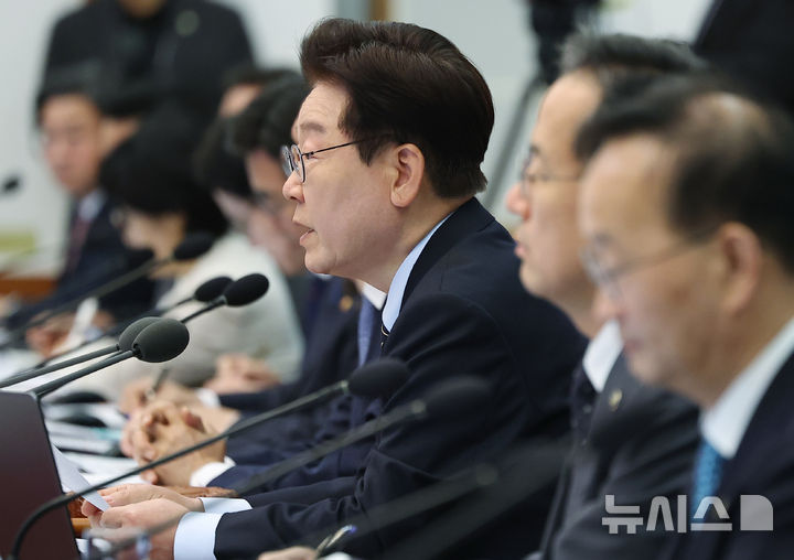 [서울=뉴시스] 고범준 기자 = 이재명 대통령이 20일 청와대에서 열린 제22회 국무회의 겸 제9차 비상경제점검회의에서 발언하고 있다. (청와대통신사진기자단) 2026.05.20. bjko@newsis.com
