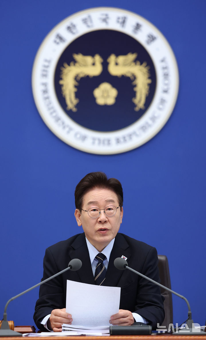 [서울=뉴시스] 고범준 기자 = 이재명 대통령이 20일 청와대에서 열린 제22회 국무회의 겸 제9차 비상경제점검회의에서 발언하고 있다. (청와대통신사진기자단) 2026.05.20. bjko@newsis.com