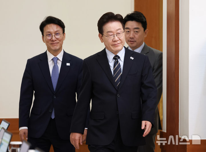 [서울=뉴시스] 고범준 기자 = 이재명 대통령이 20일 청와대에서 열린 제22회 국무회의 겸 제9차 비상경제점검회의에 입장하고 있다. (청와대통신사진기자단) 2026.05.20. bjko@newsis.com