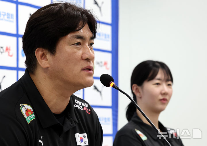 [서울=뉴시스] 박주성 기자 = 차상현 한국 여자배구 국가대표팀 감독이 20일 오후 서울 송파구 올림픽회관 신관에서 열린 2026 한국 배구 국가대표팀 기자회견에서 취재진 질문에 답하고 있다. 2026.05.20. park7691@newsis.com