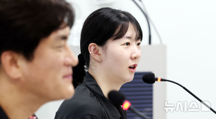 [서울=뉴시스] 박주성 기자 = 강소휘 한국 여자배구 국가대표팀 주장이 20일 오후 서울 송파구 올림픽회관 신관에서 열린 2026 한국 배구 국가대표팀 기자회견에서 취재진 질문에 답하고 있다. 2026.05.20. park7691@newsis.com