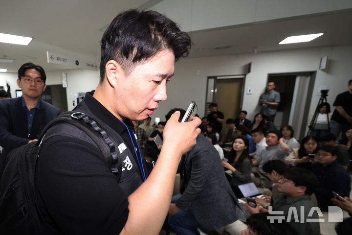 [세종=뉴시스] 강종민 기자 = 삼성그룹 초기업노동조합 삼성전자지부 최승호 위원장이 20일 정부세종청사 중앙노동위원회에서 노사협상 결렬에 따른 총파업 강행 입장을 밝힌 후 이동하고 있다. (공동취재) 2026.05.20. ppkjm@newsis.com